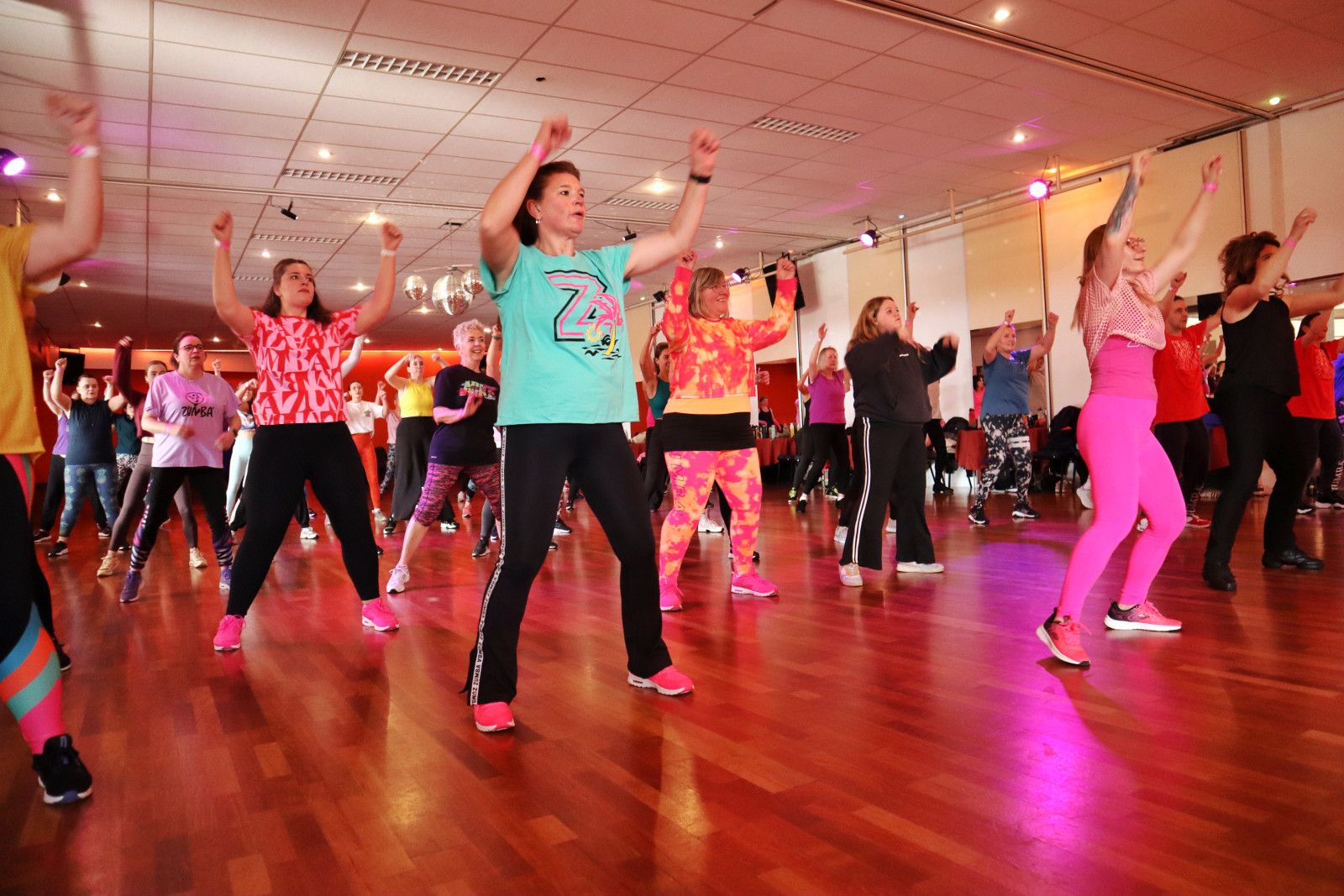 GEZELLIG LEREN DANSEN BIJ ZWIJSEN!
